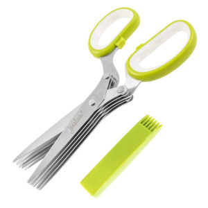 With this heavy duty 5 blades kitchen shear, one can snip herbs directly onto food.